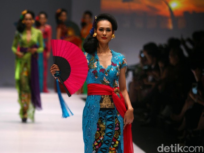 Koleksi Busana kebaya Anne Avantie mengangkat tema Jangi Janger di Jakarta Fashion Week 2017. Senayan City. Jakarta.