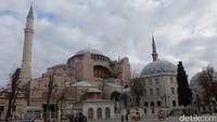 Foto: Hagia Sophia adalah sebuah museum, yang dulunya pernah digunakan sebagai katedral, serta masjid. Usianya sudah ratusan tahun, namun pesona Hagia Sophia tetap tidak akan lekang dimakan zaman (Rois Jajeli/detikTravel)