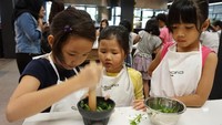 Mereka juga belajar membuat langsung saus pesto. Anak-anak ini menumbuk sendiri bahan-bahan pesto. Antara lain terdiri dari daun basil, pine nut, bawang putih dan minyak zaitun.