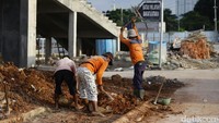 Tiga orang pekerja menggali tanah di proyek RPTRA dan RTH Kalijodo.