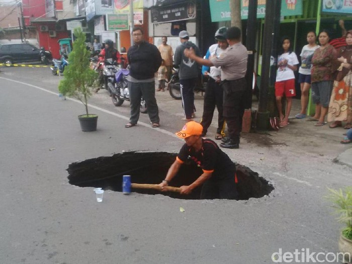 Jalan di Kota Malang Amblas dan Mendadak Berlubang