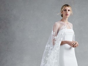 Foto: 5 Ide Gaun Pengantin dengan Aksen Cape yang Dramatis