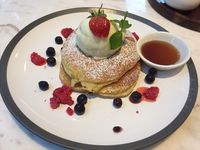 Lewis & Carroll Tea: Menghirup Teh <i>Bed of Roses</i> Ditemani <i>Berry Farm Pancake</i> yang Manis Lembut