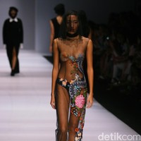 Patrick mengadopsi beberapa teknik busana khas Tiongkok, ia menampilkan nuansa monokrom tapi tetap edgy. [Foto: Mohammad Abduh/Wolipop]