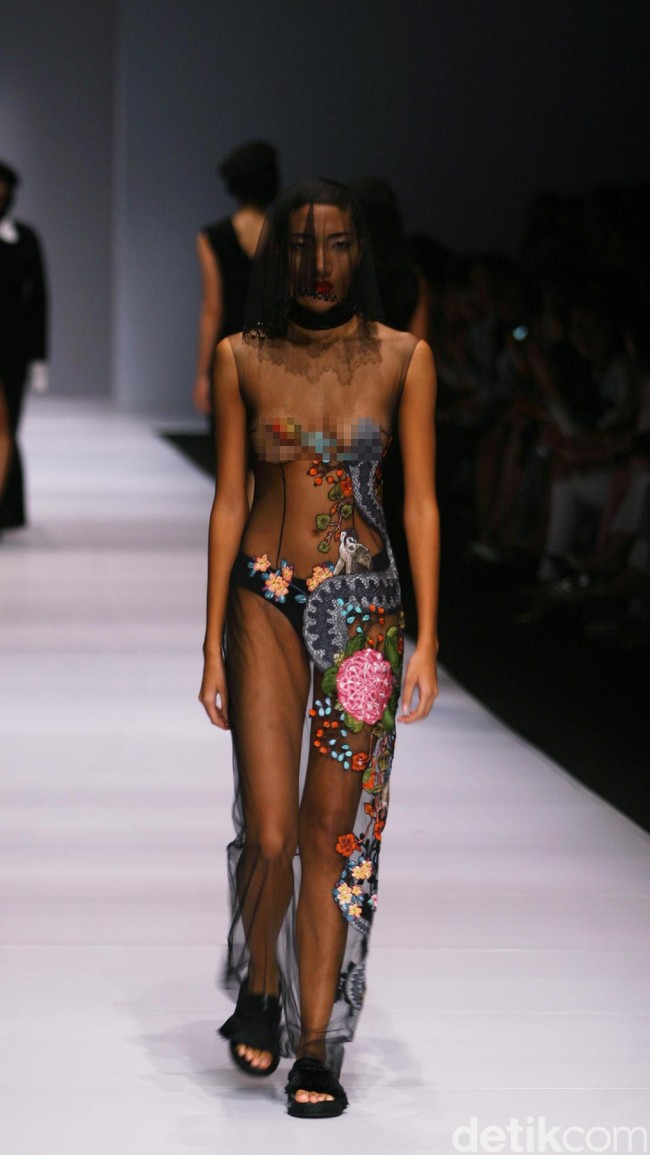 Patrick mengadopsi beberapa teknik busana khas Tiongkok, ia menampilkan nuansa monokrom tapi tetap edgy. [Foto: Mohammad Abduh/Wolipop]