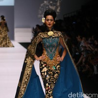 Paula Verhoeven bak srikandi dalam balutan jumpsuit batik rancangan Anne Avantie yang dilengkapi cape. (Foto: Mohammad Abduh/Wolipop)