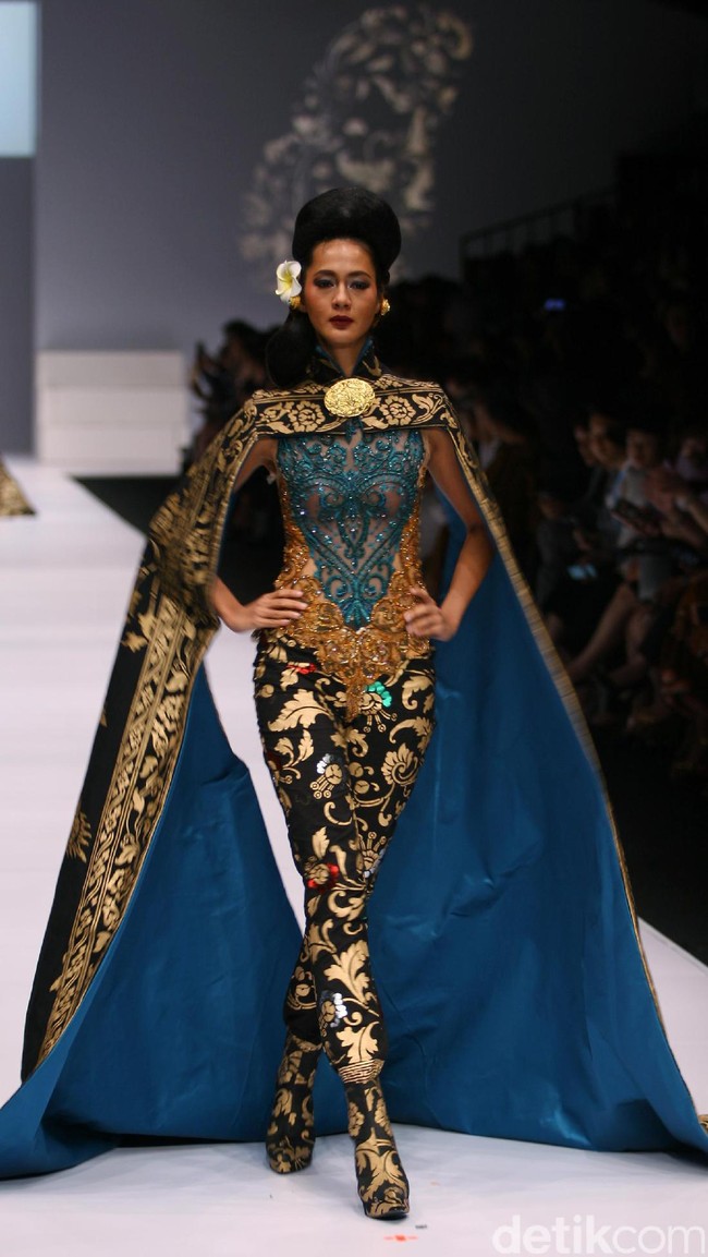 Paula Verhoeven bak srikandi dalam balutan jumpsuit batik rancangan Anne Avantie yang dilengkapi cape. (Foto: Mohammad Abduh/Wolipop)