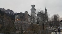 Dari jauh, Istana Neuschwanstein ini sudah terlihat karena posisinya di atas bukit. Benar-benar tipikal istana negeri dongeng. Loket tiket masuk tersedia di kaki bukit, kemudian wisatawan jalan kaki sampai ke gerbang istana selama 40 menit (Fitraya/detikTravel)