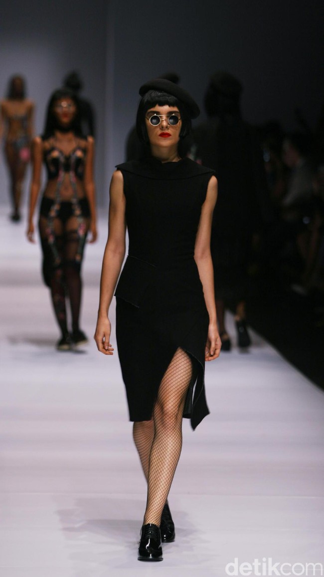 Patrick mengadopsi beberapa teknik busana khas Tiongkok, ia menampilkan nuansa monokrom tapi tetap edgy. [Foto: Mohammad Abduh/Wolipop]