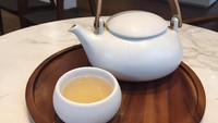 Bed of Roses ada di kategori White Blend. Berupa silver needle white tea yang dicampur kelopak mawar merah dan pink, bunga marigold, dan bunga cornflower. Aroma harum bunga yang khas langsung tercium begitu teh disajikan.