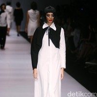 Patrick mengadopsi beberapa teknik busana khas Tiongkok, ia menampilkan nuansa monokrom tapi tetap edgy. [Foto: Mohammad Abduh/Wolipop]