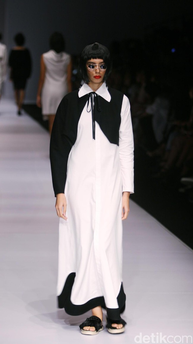 Patrick mengadopsi beberapa teknik busana khas Tiongkok, ia menampilkan nuansa monokrom tapi tetap edgy. [Foto: Mohammad Abduh/Wolipop]