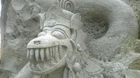 Bukan hanya relief, pahatan patung wayang juga dibentuk di tebing ini. Patung ini berada di tangga tebing, jadi hati-hati kalau mau berfoto (Melissa Bonauli/detikTravel)