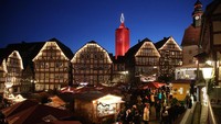 Ini penampakan sebuah lilin raksasa di pasar Natal di kota Schlitz, Jerman. Hannelore Foerster/Getty Images.