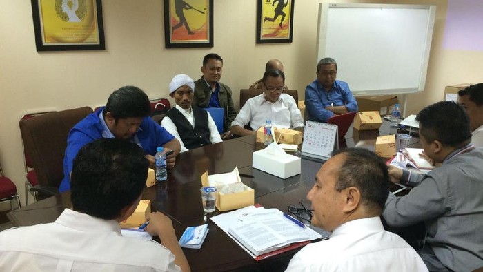 Pakai Serban, Bos Pandawa Group Datang ke Kantor OJK