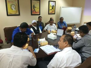 Pakai Serban, Bos Pandawa Group Datang ke Kantor OJK