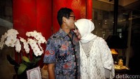 Sandiaga mengecup kening istrinya.
