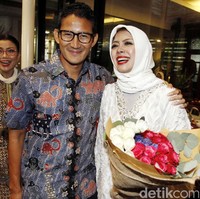 Penampilan cantik Sandiaga Uno didukung oleh selera berbusana yang baik. Warna-warna pastel yang lembut dengan aksen elegan membuatnya tampil lebih muda dari usianya. Foto: Rengga Sancaya