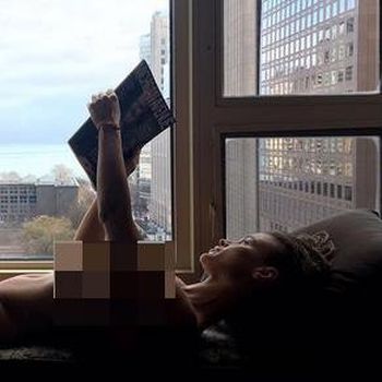 Mannequin Challenge, Bintang Reality Show Ini Tampil Tanpa Busana