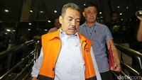 Jaksa Kejaksaan Negeri Padang sekaligus tersangka Farizal usai menjalani pemeriksaan di Gedung KPK, Senin (28/11/2016).