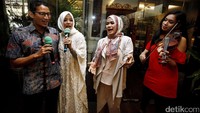 Sandiaga dan Nur Asia bernyanyi bersama dengan iringi biola.