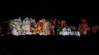 Pertunjukan cahaya ini menggunakan tata lampu dan efek yang keren. Namun karena dipentaskan malam hari dan di alam terbuka, kenakan jaket yang tebal agar tidak kedinginan (Rois/detikTravel)