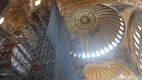 Foto: Meski sedang direnovasi akibat mengalami kerusakan di sana-sini, namun itu tidak mengurangi pesona megah Hagia Sophia. Setiap harinya tak kurang ratusan wisatawan berkunjung ke destinasi ini (Rois Jajeli/detikTravel)