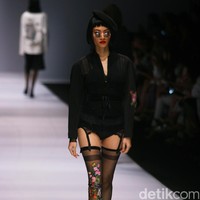 Patrick mengadopsi beberapa teknik busana khas Tiongkok, ia menampilkan nuansa monokrom tapi tetap edgy. [Foto: Mohammad Abduh/Wolipop]