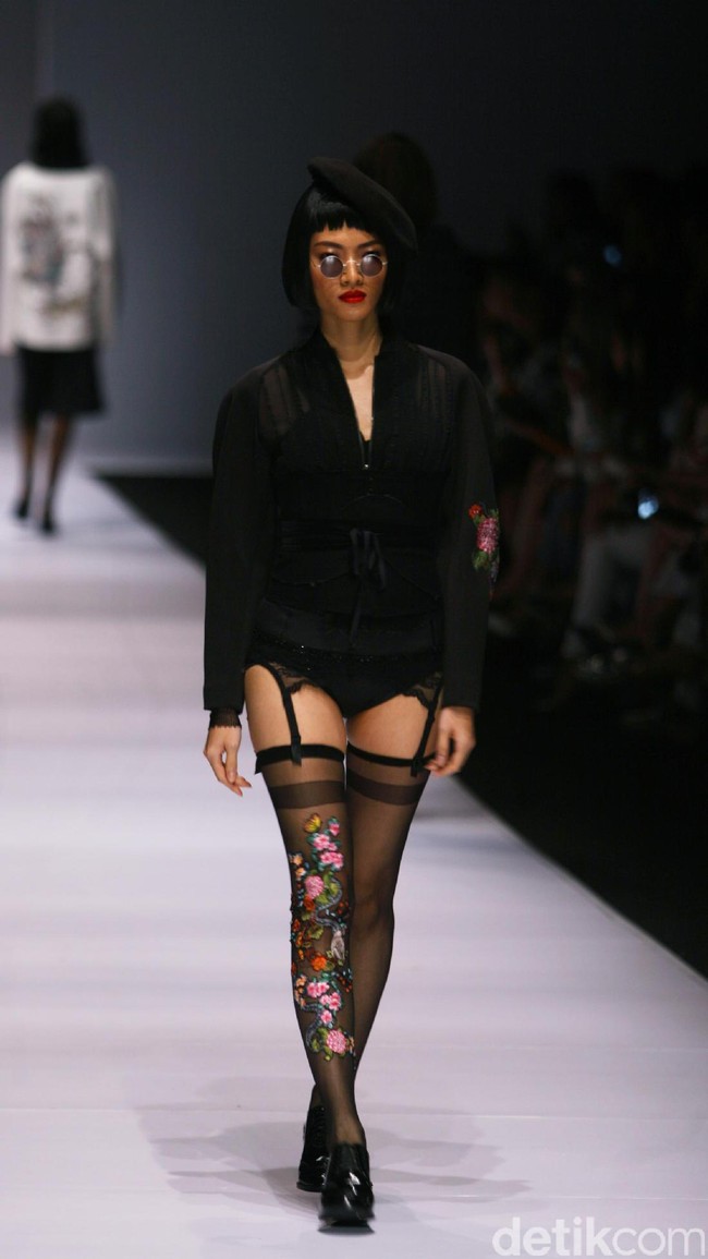 Patrick mengadopsi beberapa teknik busana khas Tiongkok, ia menampilkan nuansa monokrom tapi tetap edgy. [Foto: Mohammad Abduh/Wolipop]