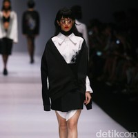 Patrick mengadopsi beberapa teknik busana khas Tiongkok, ia menampilkan nuansa monokrom tapi tetap edgy. [Foto: Mohammad Abduh/Wolipop]