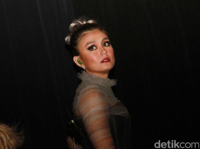 Bibir Merah Agnez Mo