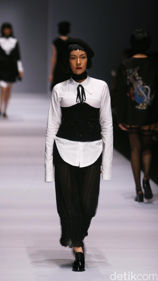 Patrick mengadopsi beberapa teknik busana khas Tiongkok, ia menampilkan nuansa monokrom tapi tetap edgy. [Foto: Mohammad Abduh/Wolipop]