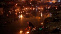 Seorang umat Buddha mengarungi lampu minyak ke sungai Bagmati dari Kuil Pashupatinath saat merayakan festival Bala Chaturdashi di Kathmandu, Nepal, 28 November 2016. REUTERS/Navesh Chitrakar.