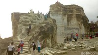 Foto: Di tebingnya pun diukir pahatan tokoh-tokoh wayang. dTraveler tampak antusias walau harus naik puluhan anak tangga untuk menuju puncaknya (Afif/detikTravel)