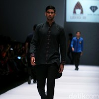 Rancangan Lutfiah Ibrahim Saleh yang menampilkan Koleksi Lusense Krisdayanti mengangkat tema Magical City di Jakarta Fashion Week 2017. Senayan City. Jakarta. [Foto: Mohammad Abduh/Wolipop]