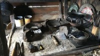 Dapur di dalam rumah, dengan perlengkapan memasak tradisional. Traveler pun boleh masuk untuk melihatnya (Esty/detikTravel)