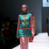 Rancangan Lutfiah Ibrahim Saleh yang menampilkan Koleksi Lusense Krisdayanti mengangkat tema Magical City di Jakarta Fashion Week 2017. Senayan City. Jakarta. [Foto: Mohammad Abduh/Wolipop]