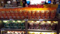 Selain Pineapple Cake, traveler juga bisa menyicipi aneka jajanan lainnya, misalnya popcorn seperti ini. Satu buah kemasan popcorn rasa keju, karamel, maupun original dibanderol sebesar NT$ 150 (setara Rp 65 ribu) (Wahyu/detikTravel)