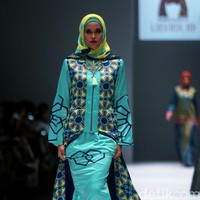 Rancangan Lutfiah Ibrahim Saleh yang menampilkan Koleksi Lusense Krisdayanti mengangkat tema Magical City di Jakarta Fashion Week 2017. Senayan City. Jakarta. [Foto: Mohammad Abduh/Wolipop]