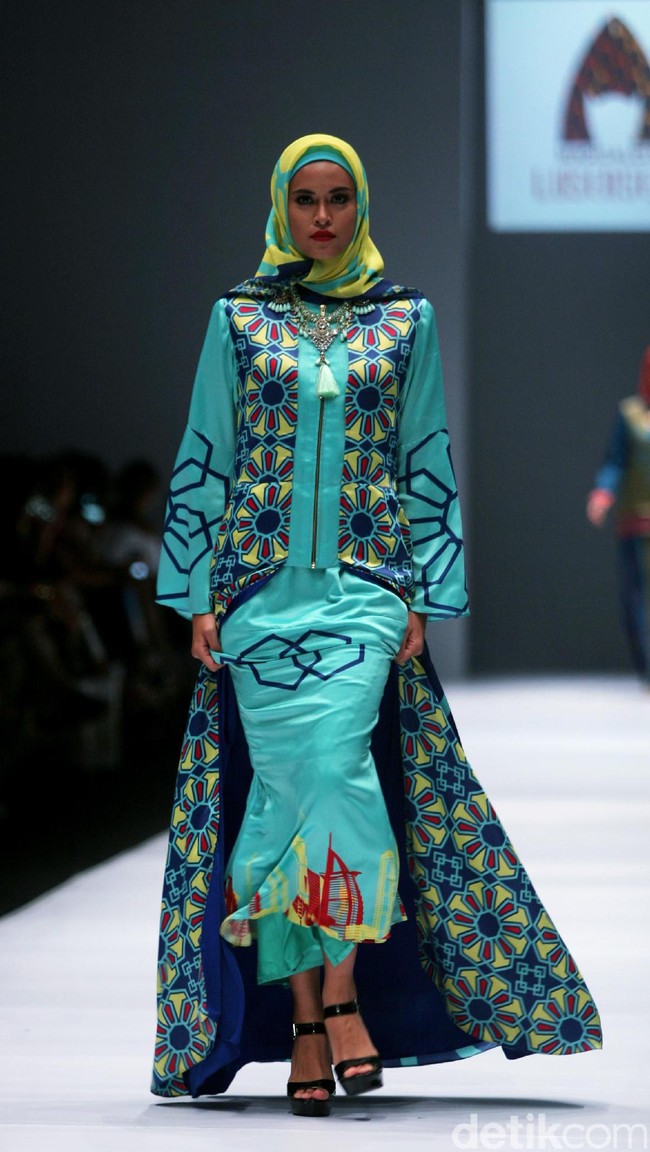 Rancangan Lutfiah Ibrahim Saleh yang menampilkan Koleksi Lusense Krisdayanti mengangkat tema Magical City di Jakarta Fashion Week 2017. Senayan City. Jakarta. [Foto: Mohammad Abduh/Wolipop]