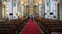 Suasana bagian dalam gereja.