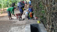 Pekerja menyelesaikan pembangunan saluran air di  Dusun Krajan, Kecamatan Jenu, Tuban. Wening/Humas Mendes PDT.