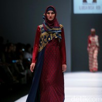 Rancangan Lutfiah Ibrahim Saleh yang menampilkan Koleksi Lusense Krisdayanti mengangkat tema Magical City di Jakarta Fashion Week 2017. Senayan City. Jakarta. [Foto: Mohammad Abduh/Wolipop]