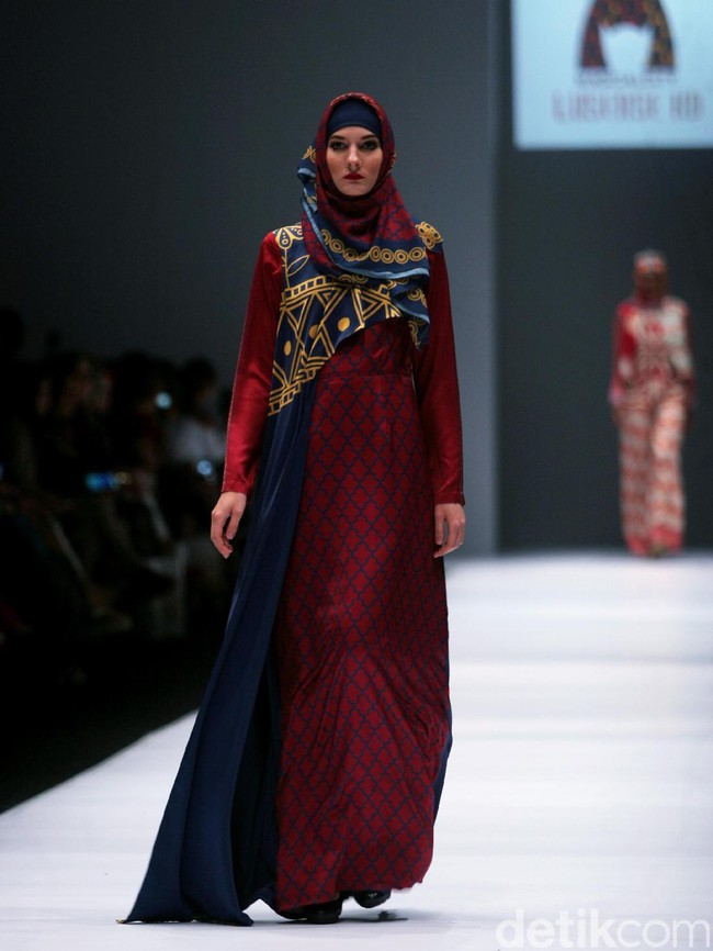 Rancangan Lutfiah Ibrahim Saleh yang menampilkan Koleksi Lusense Krisdayanti mengangkat tema Magical City di Jakarta Fashion Week 2017. Senayan City. Jakarta. [Foto: Mohammad Abduh/Wolipop]