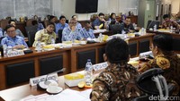 Mendagri Tjahjo Kumolo saat menyimak pertanyaan anggota Komite I DPD RI.