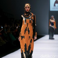Rancangan Lutfiah Ibrahim Saleh yang menampilkan Koleksi Lusense Krisdayanti mengangkat tema Magical City di Jakarta Fashion Week 2017. Senayan City. Jakarta. [Foto: Mohammad Abduh/Wolipop]
