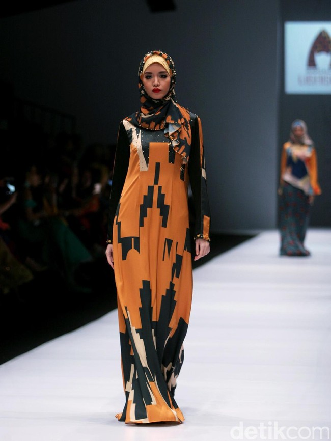 Rancangan Lutfiah Ibrahim Saleh yang menampilkan Koleksi Lusense Krisdayanti mengangkat tema Magical City di Jakarta Fashion Week 2017. Senayan City. Jakarta. [Foto: Mohammad Abduh/Wolipop]