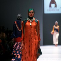 Rancangan Lutfiah Ibrahim Saleh yang menampilkan Koleksi Lusense Krisdayanti mengangkat tema Magical City di Jakarta Fashion Week 2017. Senayan City. Jakarta. [Foto: Mohammad Abduh/Wolipop]