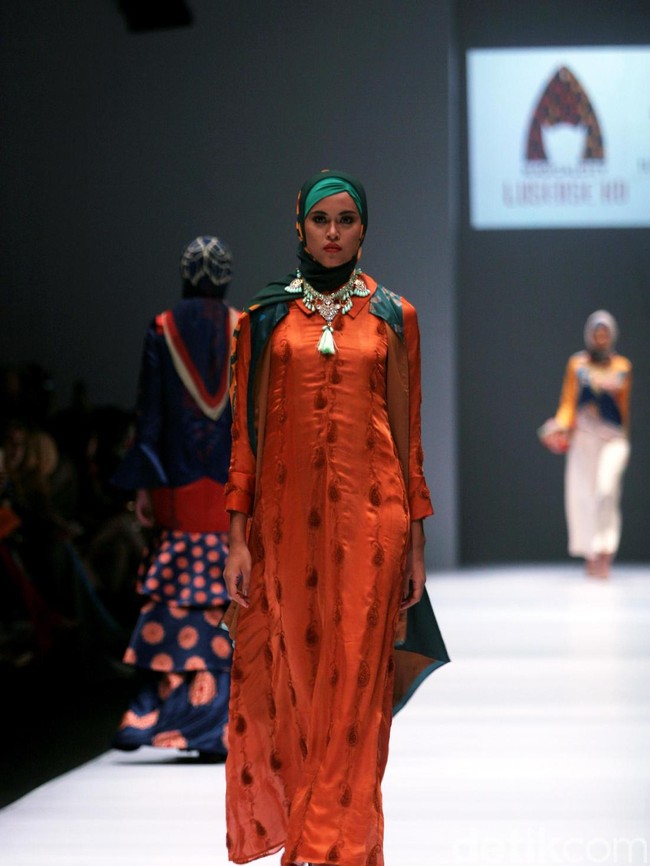 Rancangan Lutfiah Ibrahim Saleh yang menampilkan Koleksi Lusense Krisdayanti mengangkat tema Magical City di Jakarta Fashion Week 2017. Senayan City. Jakarta. [Foto: Mohammad Abduh/Wolipop]