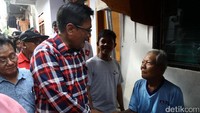 Djarot menyalami warga.